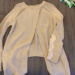 Sweater: open back & flower embroidery on sleeve